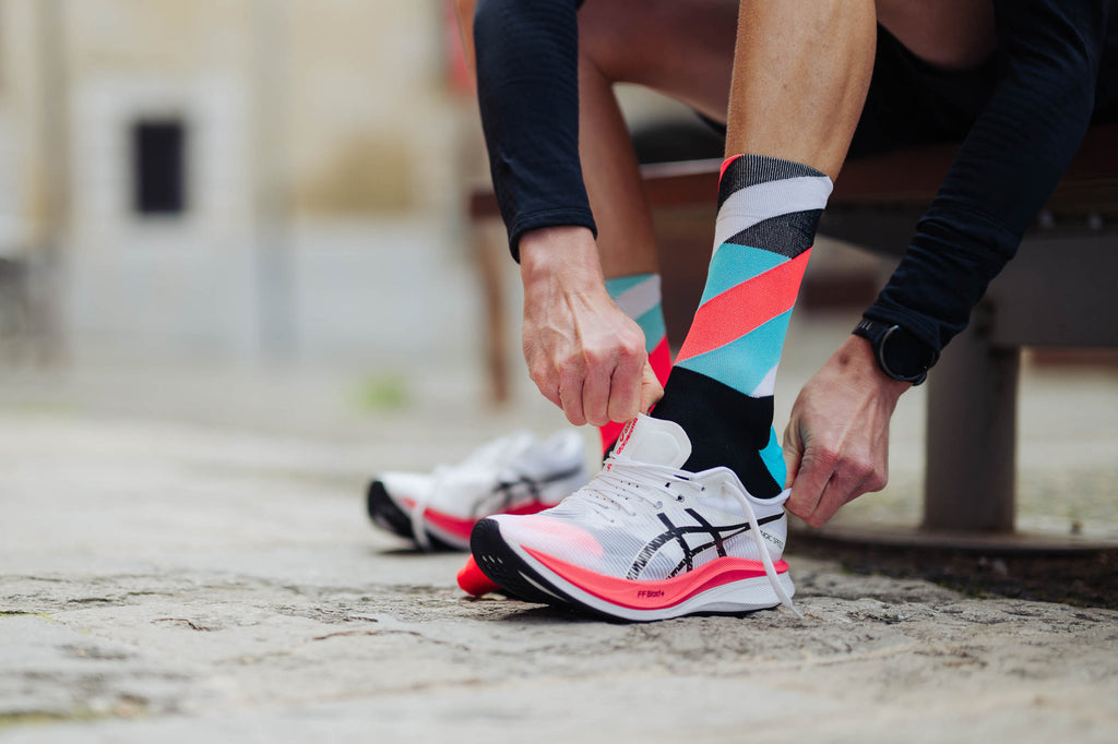 INCYLENCE RUNNING LOOPS BLACK CYAN INFERNO Socks INCYLENCE