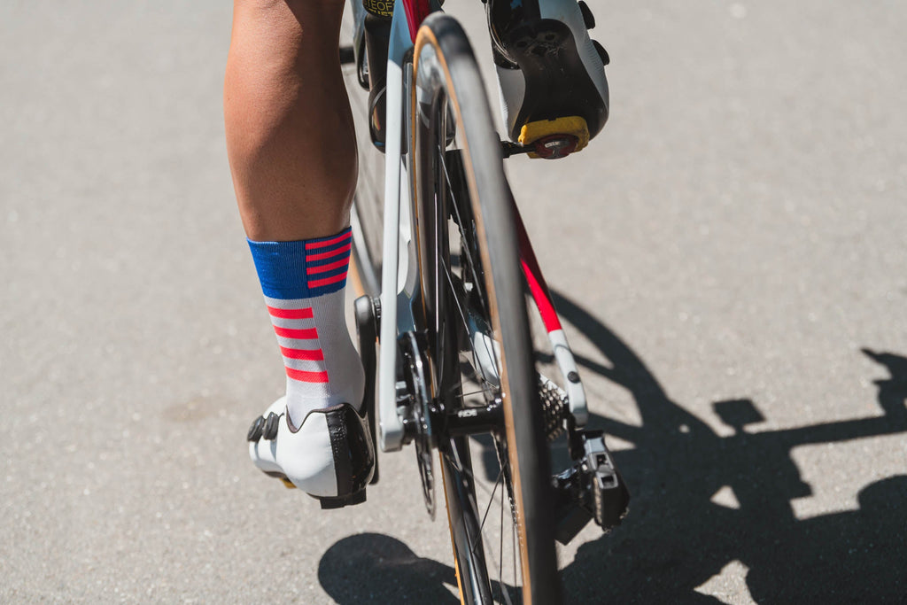 lange bunte atmungsaktive cycling socks damen herren frühling sommer in weiß, blau, neonrot