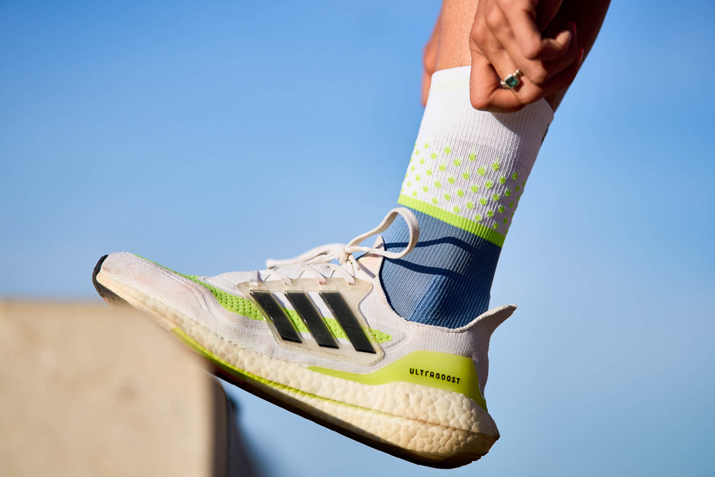 lange atmungsaktive nachhaltige running socks damen herren in weiß neongelb