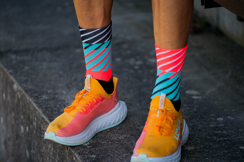 incylence running socks diagonals bunte marathon socken in schwarz, neon-rot, türkis
